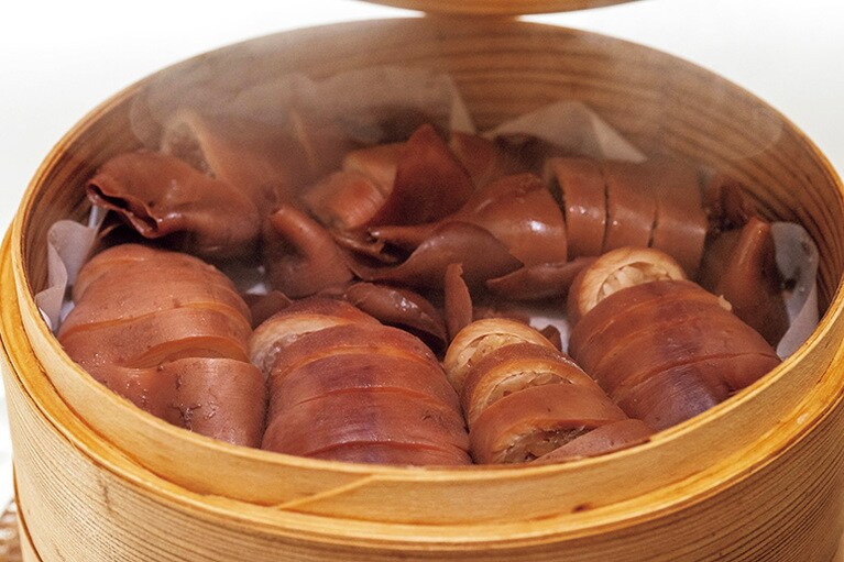 函館本線の駅弁として考案されたという、阿部商店の元祖 森名物「いかめし」。七味マヨネーズで食べるのが通。