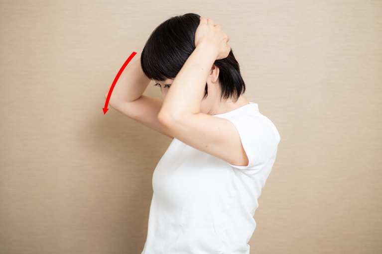 1 首の後ろをのばす。