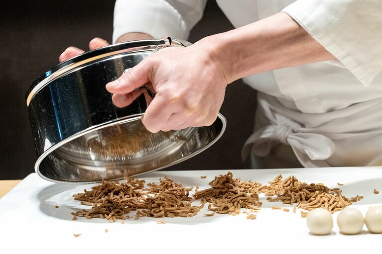 きんとん製「紅香織（こうこうおり）」。飲み物付き2,090円。5月中旬まで。