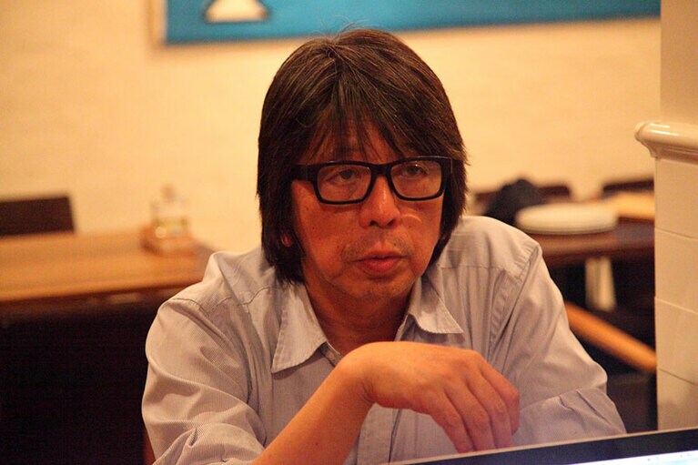 森達也監督／撮影：山上徳幸。