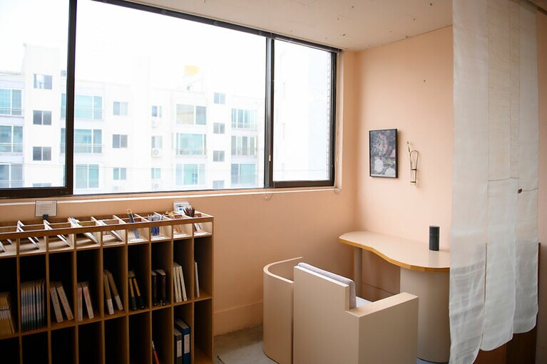 手紙を書ける机も。