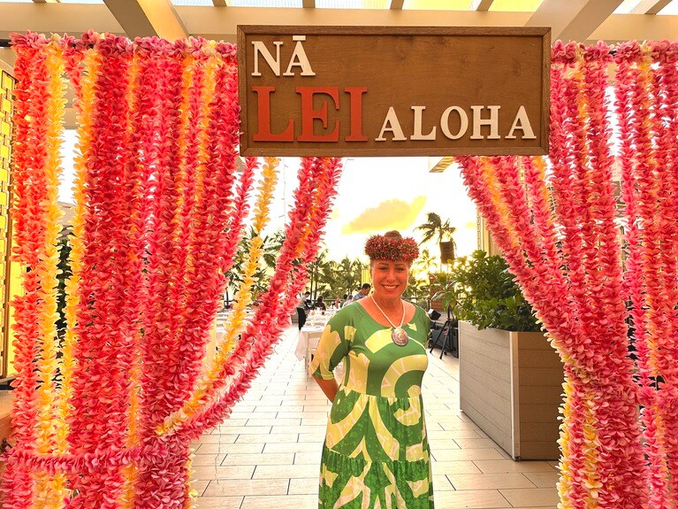ハワイらしいカラーのレイのカーテンがお出迎え。
