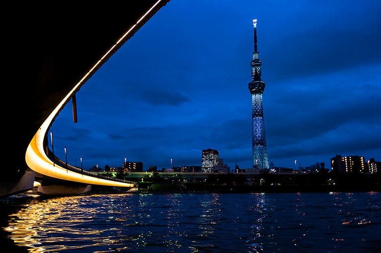 高さ634ｍを誇る東京スカイツリー。特別なライトアップもよく行われる。