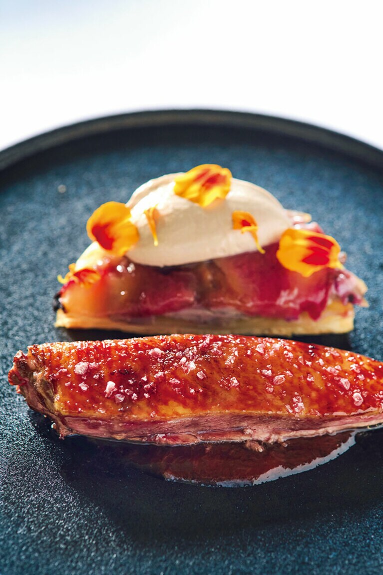 コース（3皿）100ドルの鴨のコンフィ。ランチは水～日曜、ディナーは金・土曜。