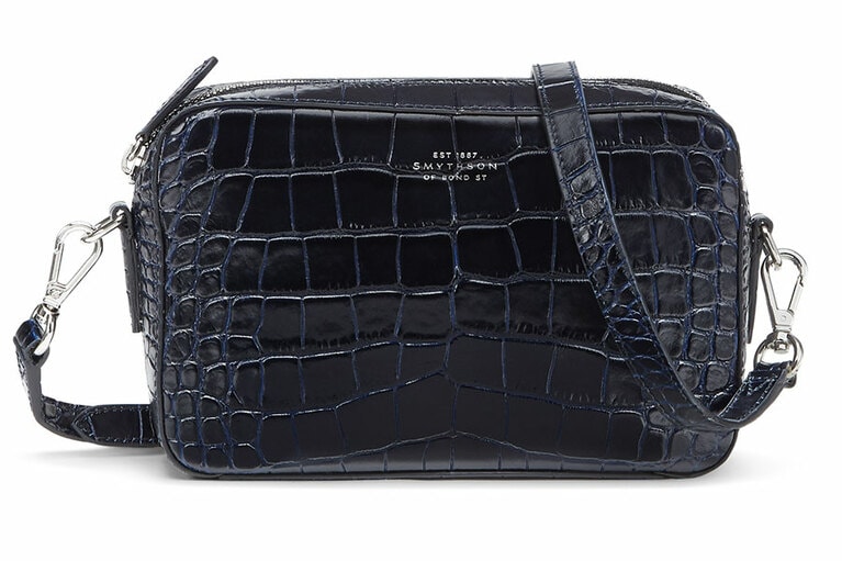Mara カメラバッグ NAVY 101,000円(W22 x H14 x D5cm)。