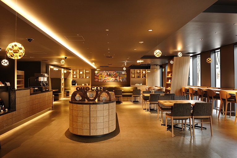 夜になると「OMOカフェ」が加賀水引をテーマにした「水引夜灯りカフェ」に。