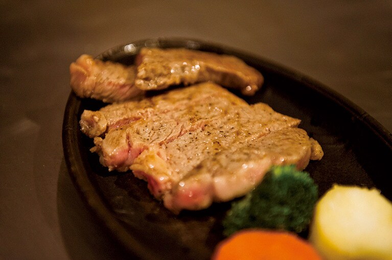 ［焼肉 もとぶ牧場　那覇店］【県産和牛牧場直営店で】もとぶ牛ロースステーキセット 150g 2,900円(税込)(ライス、スープ、サラダ、キムチ、コーヒーor紅茶付き)。