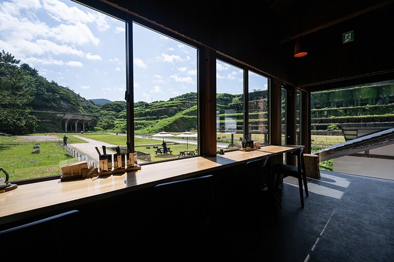 壮大なスケールの「北沢浮遊選鉱場跡」を目の前に食事を楽しめる店内。