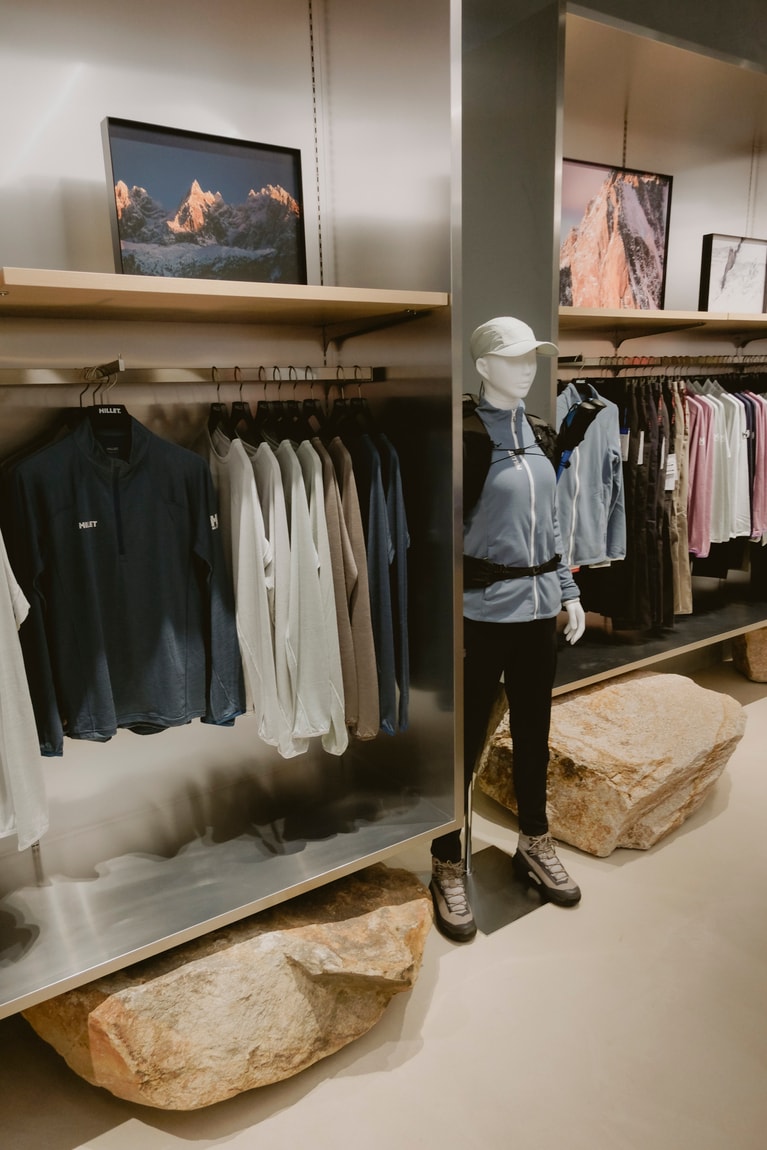 1階は山の外側。フレンチアルプスの険しい岩稜帯をイメージし、壁面や什器の下には実際の岩が配置されている。高所登山のトリロジーシリーズや、トレイルランニングのインテンスシリーズなどをラインナップ。