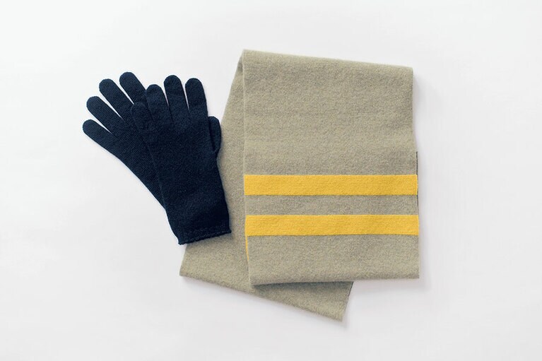 軽くてあたたかな グローブとマフラー。マフラー 18,000円／MHL　グローブ 19,000円／マーガレット・ハウエル