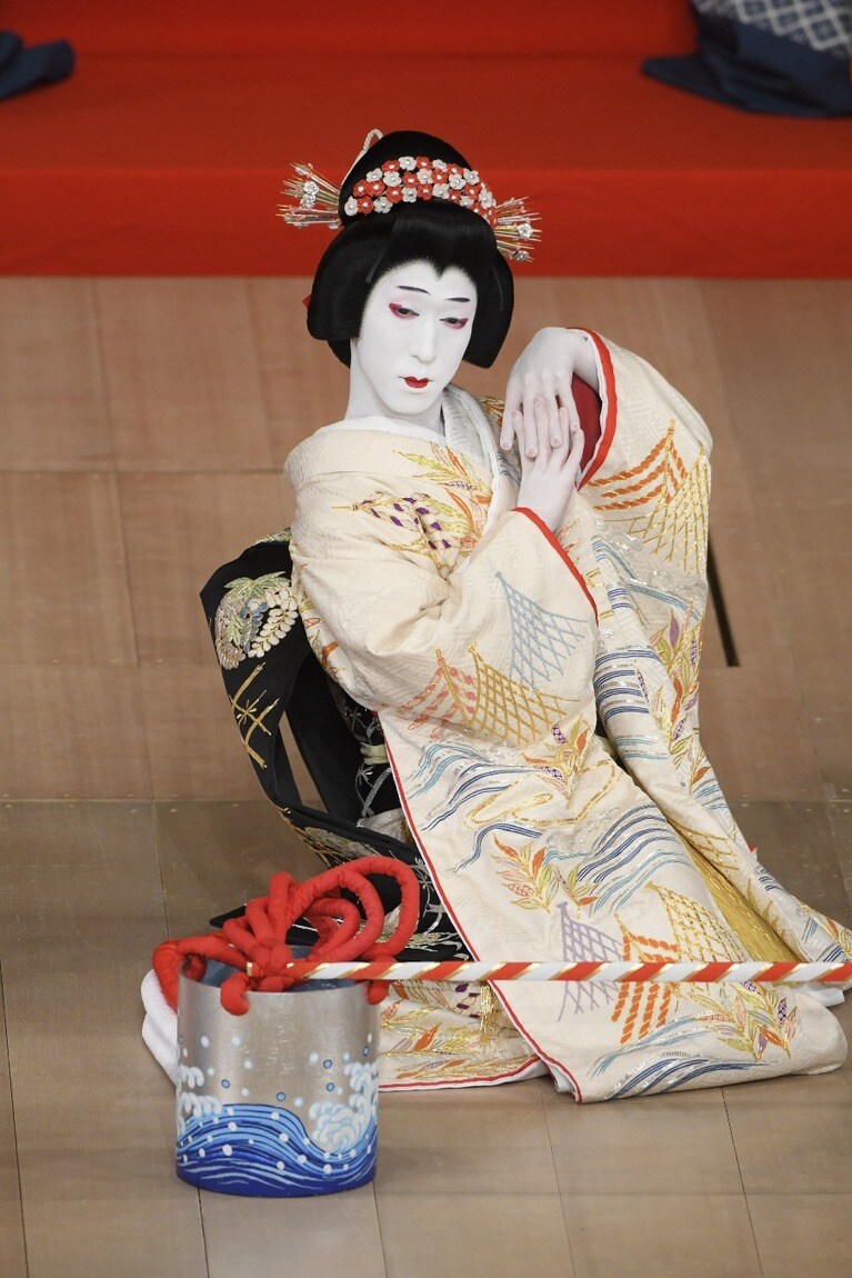 平安時代の歌人在原行平の伝説をもとにした『村松風二人汐汲』は詩情豊かな、美しい女方の踊り。