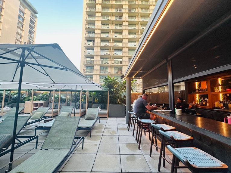 プール脇にはバーも併設。カクテルを片手にチルタイム。