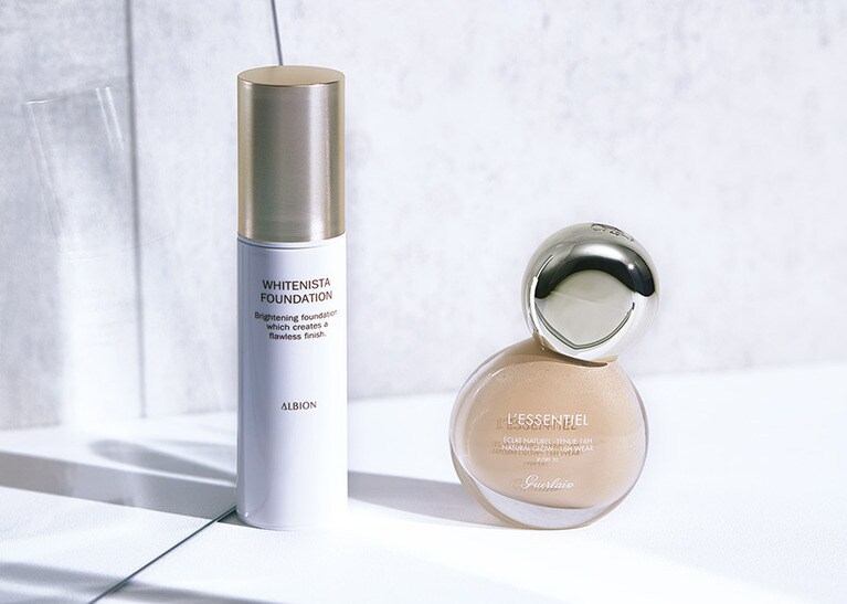 右：2位 ゲラン レソンシエル SPF20・PA+++ 全10色 30mL 7,000円。左：3位 アルビオン ホワイトニスタ ファンデーション［医薬部外品］SPF30・PA++ 全6色 30mL 6,000円。。