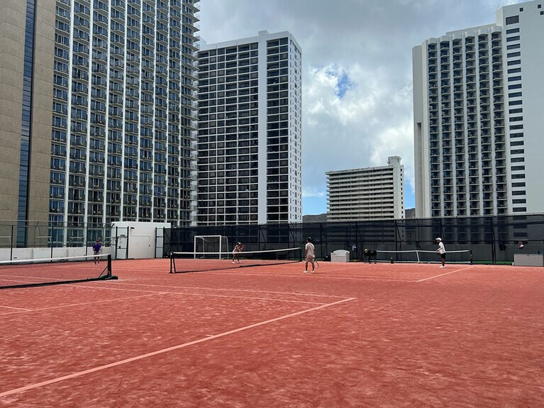 9階にあるテニスコート。レンタルはフィットネスジムで。