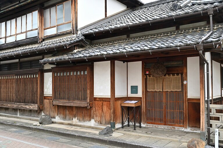 丹後ちりめんで栄えた花街の風情を残す一角に建つ。