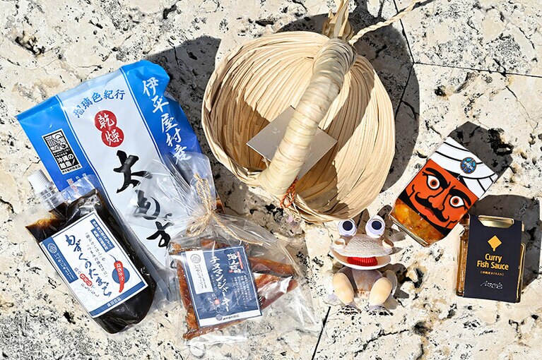 「てぃぐまや 種水土花」のクバかご1,500円をはじめ、島のいいものをいっぱいお土産に！