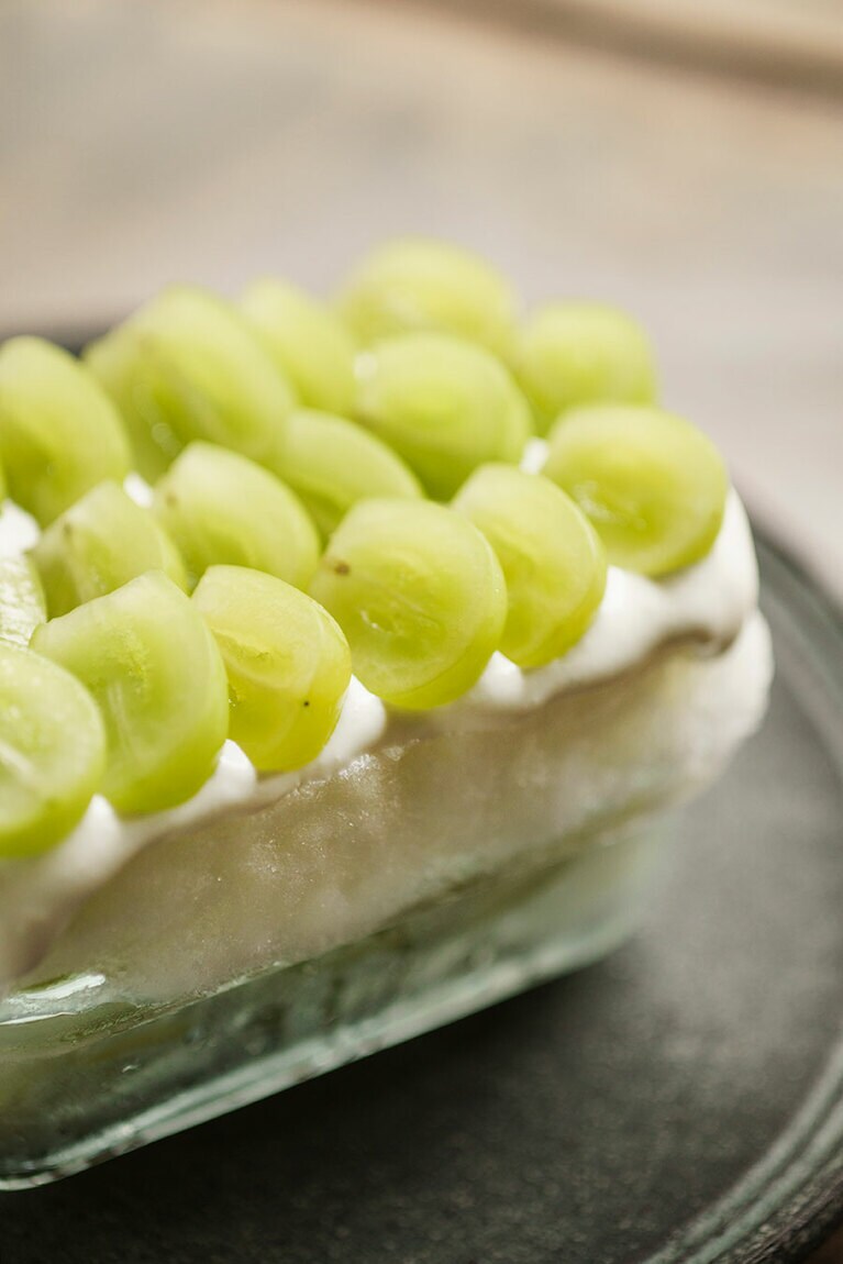 「八郷産のシャインマスカットとレアチーズ」。