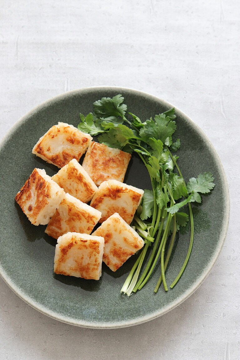 写真左から、なすと魚のねぎダレ、大根餅。中華の料理が映える色合い。Photo：Yumiko Yoshinuma