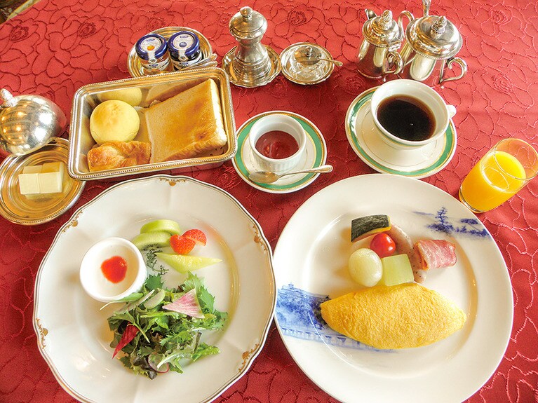 本館のメインダイニングルームで楽しめる洋朝食。「蒲郡みかんパン」は、生地に練り込まれた蒲郡みかんの爽やかな風味が好評。