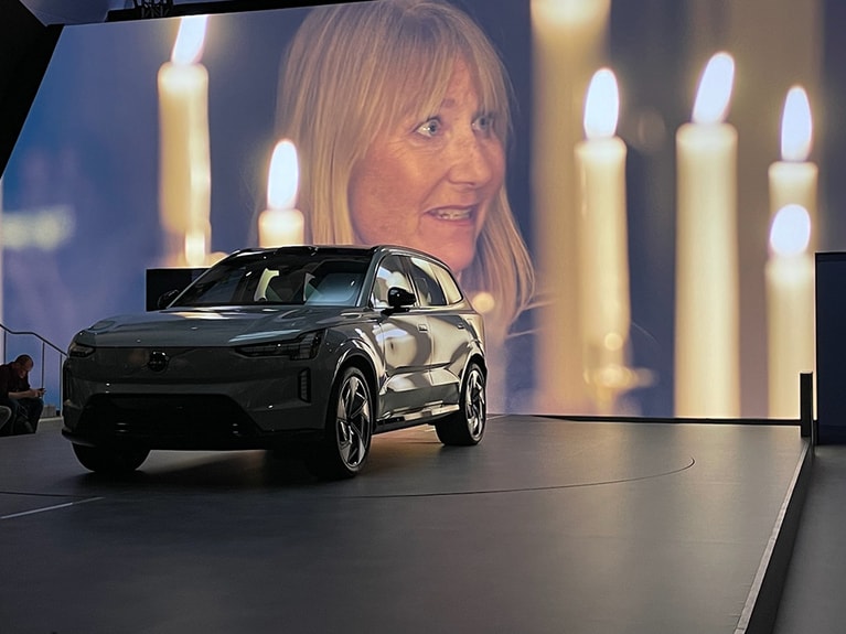 リリエンクランツ氏の家具を愛するというスターク氏もボルボEX90の発表会に画像で登場。小川撮影。