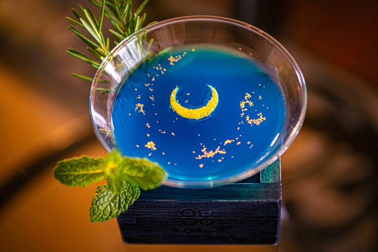 “ゴッホカクテル「ザ・スターリーナイト」”（1,200円）は、香りが良く飲みやすいカクテル。作り込まれた世界観にうっとり。