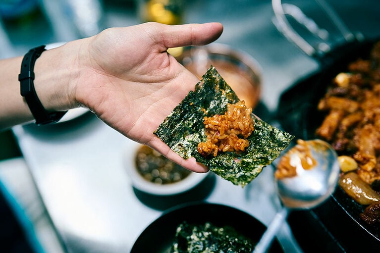 炙った海苔にのせて食べるポックンパッは無限ループ。