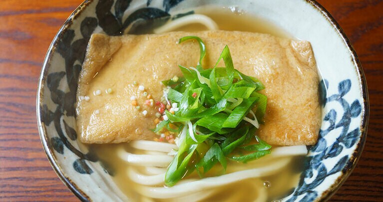 きつねうどん950円。十分な甘さの薄揚げが、関西の風趣。他にもカレーや湯葉など、多彩なメニューから、その日の気分に合う一杯を選んで。