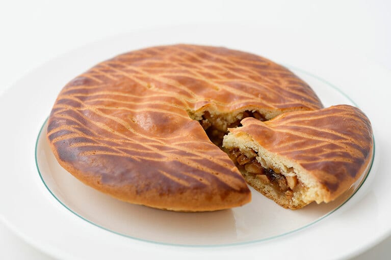 ナッツとレーズンのキャラメルタルト 602円。