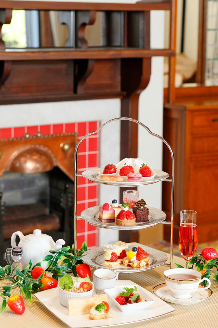 メインダイニング「三笠」で優雅なアフタヌーンティーを。