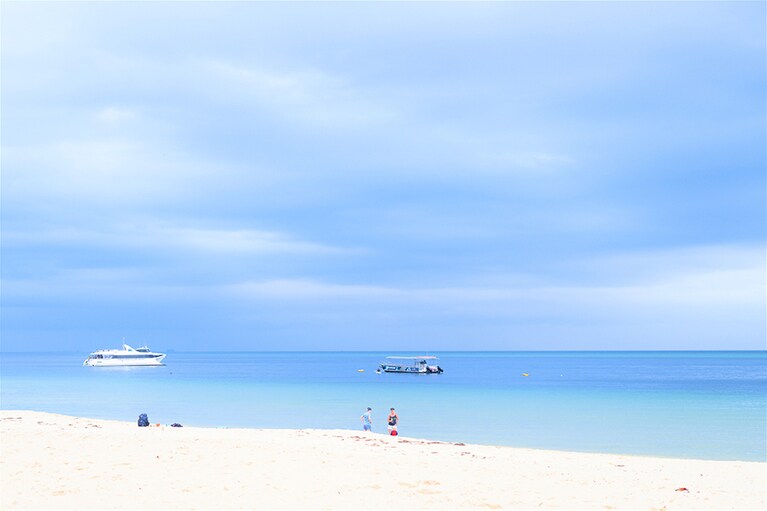 訪れた日は、あいにくの曇り空。でも、この海の色に「来てよかった！」。