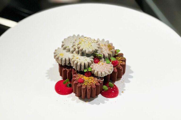 【RAU】歯車がモチーフの新作「Asu」はチョコレートを多彩に。「チョコレート産業が潤滑油となり、歯車がかみ合ってパンデミックで動きを止めていた世界が再び動き出したら」という、高木幸世・松下裕介両シェフの願いを込めて。