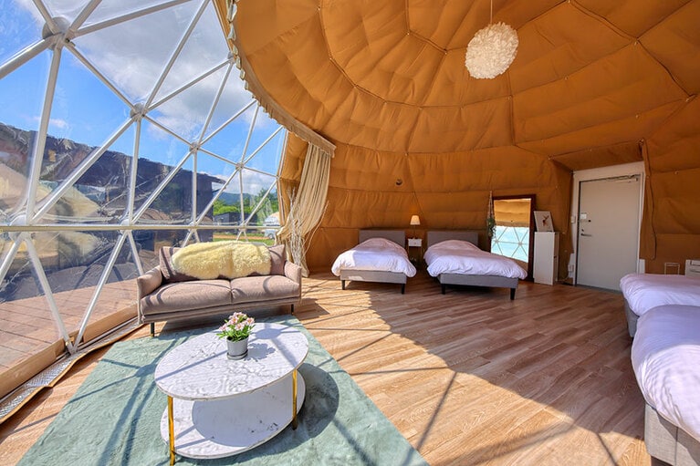 テント内の様子。テントごとにトイレシャワー完備の完全プライベート空間。