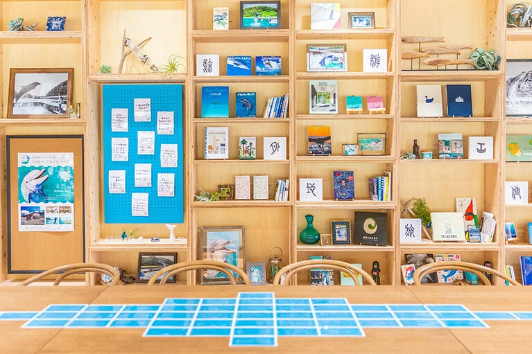 イルカの本やアートで彩られた「ドルフィンウォール」が広がる、施設内の「語り場」。