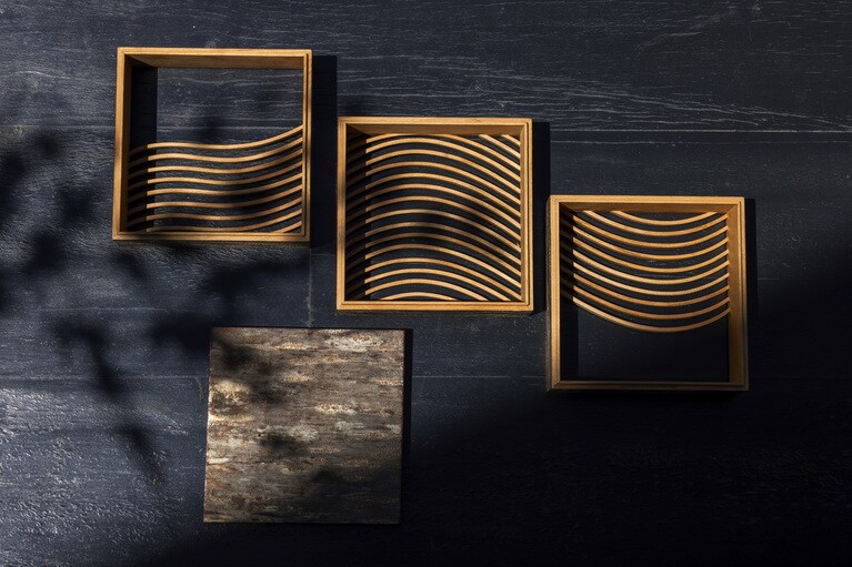 山桜の樹皮を加工した樺細工や、川の流れのような曲木細工を施した三段重。