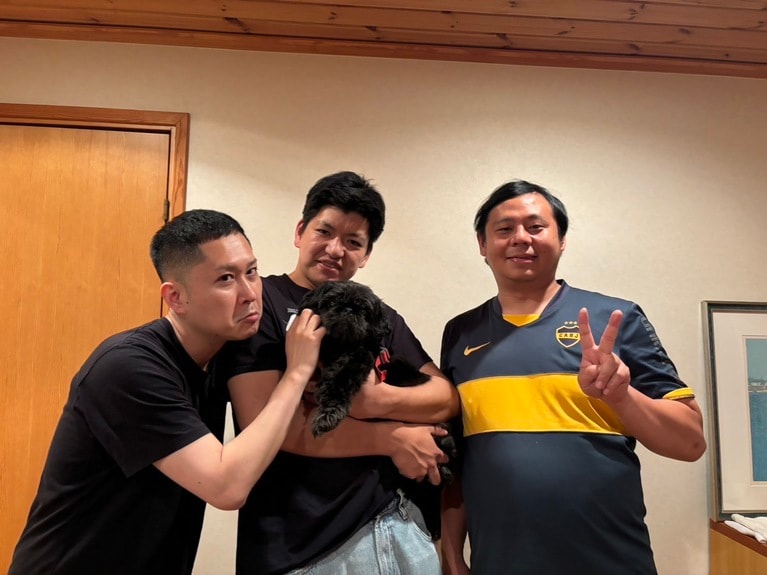 左から：ドンデコルテ渡辺銀次さん、伊織ラッキーさんともずくちゃん、カゲヤマ益田康平さん。益田さんのご実家「益々荘」にて。昨年のM-1グランプリでドンデコルテが準優勝したことをきっかけに「益々荘」のYouTubeチャンネルに注目が集まった。