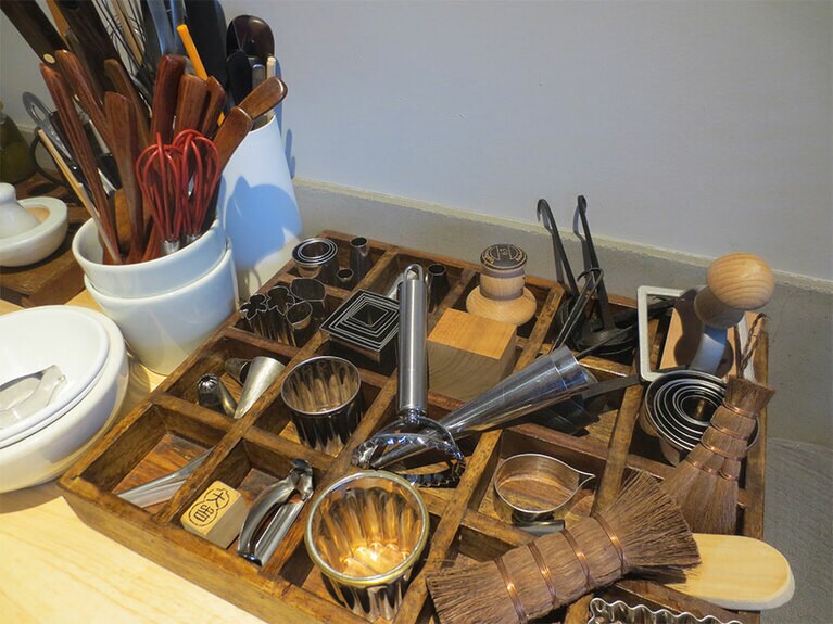 キッチンの後ろに置かれたお菓子作りの道具いろいろ。