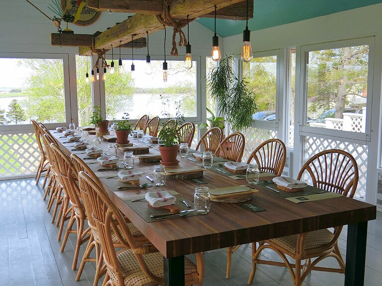 ダイニングにあるのは長テーブル。ここでリラックスして長い食事時間を楽しむ。
