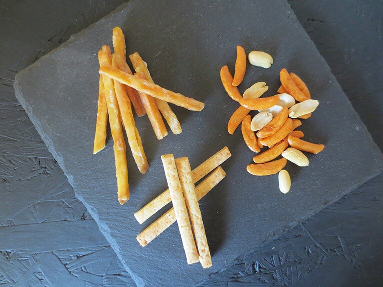 左から時計回りに、「燻製いもけんぴ」1袋 750円、「燻製かきぴー」750円、「燻製チーズクッキー」800円。