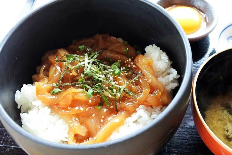 また食べたい、中ノ島の「寒シマメ漬け丼」。肝醤油につけたスルメイカと卵をごはんの上にオン！