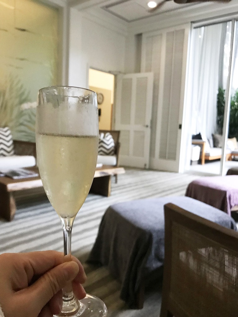 トリートメントの後に案内されるリラクゼーションルームには冷えたシャンパンも用意されている。