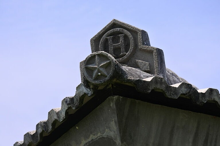 「黍」の屋根。琉球らしさとスタイリッシュさをミックス。