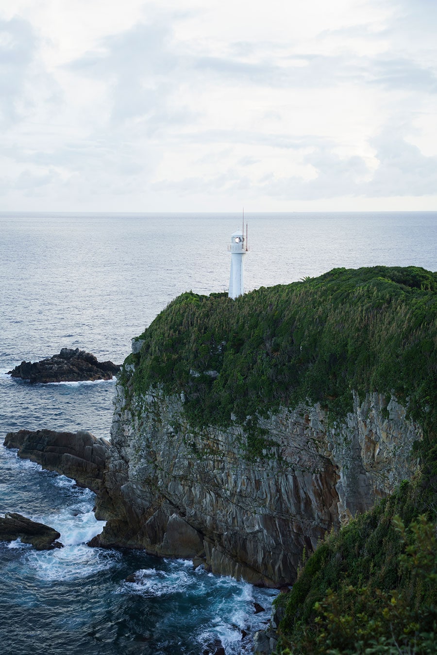 展望台から見る足摺岬灯台。展望台からの視界は270度、水平線がアーチ状に見え地球が丸いことを実感できる。