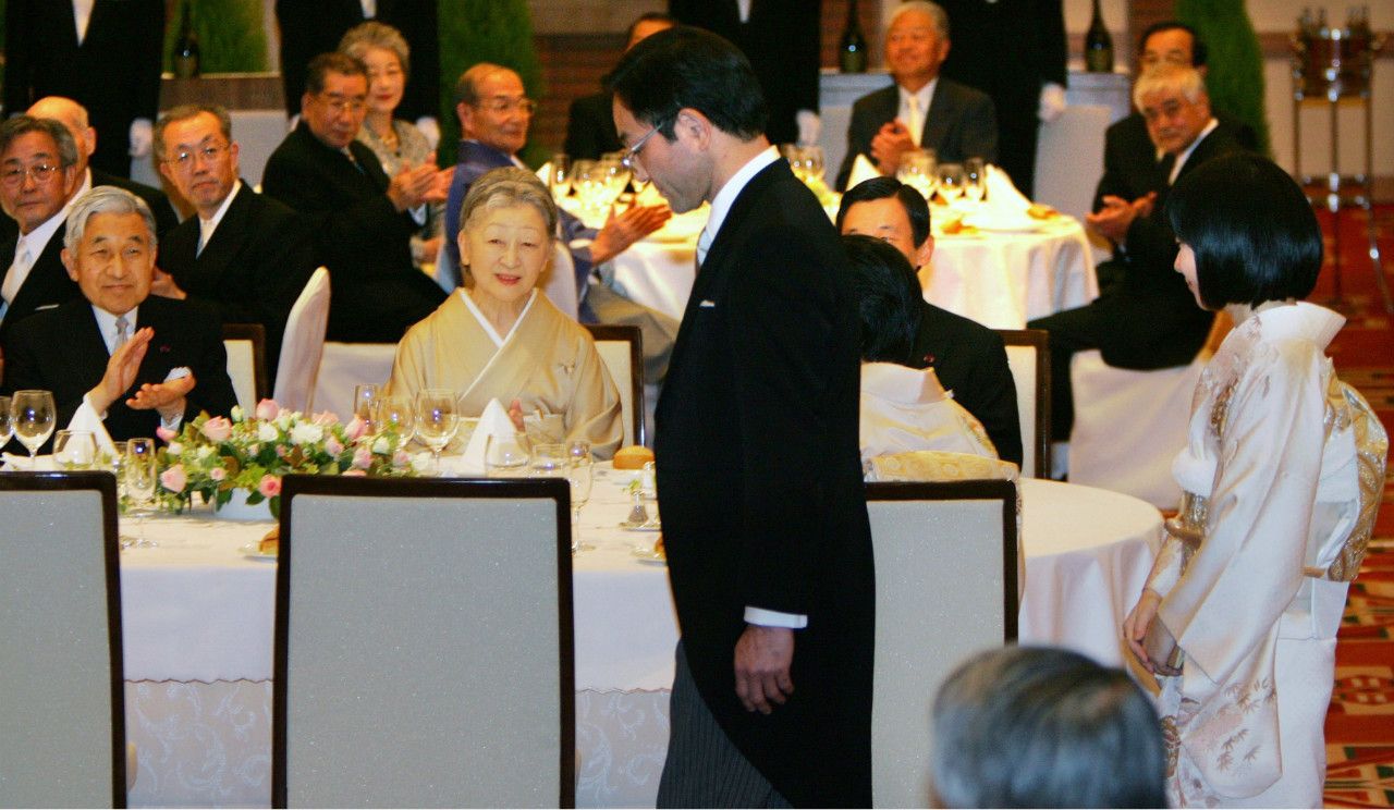 2005年11月15日、披露宴会場に入る黒田慶樹さん、清子さん夫妻を拍手で迎えられる天皇皇后両陛下（当時）　©共同通信社