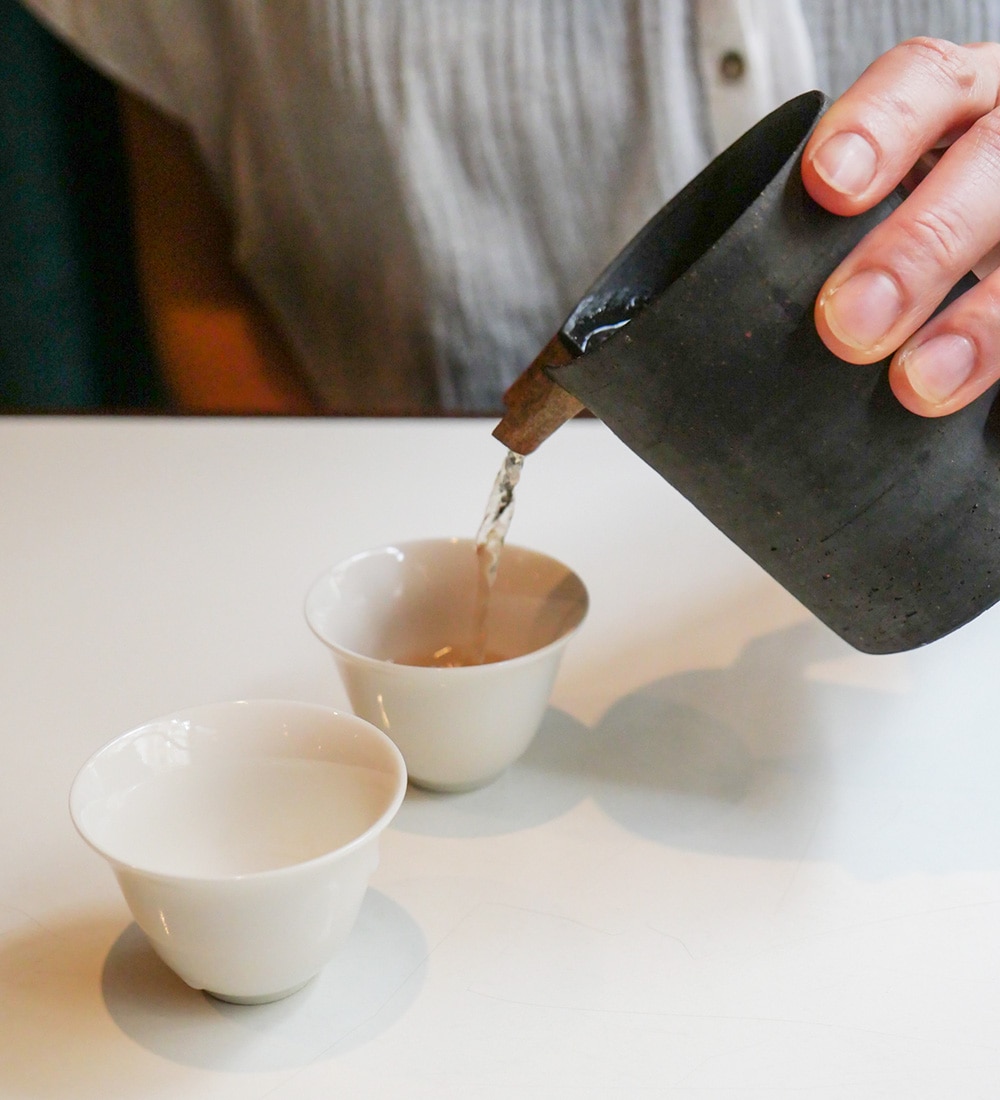 急須から、この片口にお茶を移し、各杯にサーブします。
