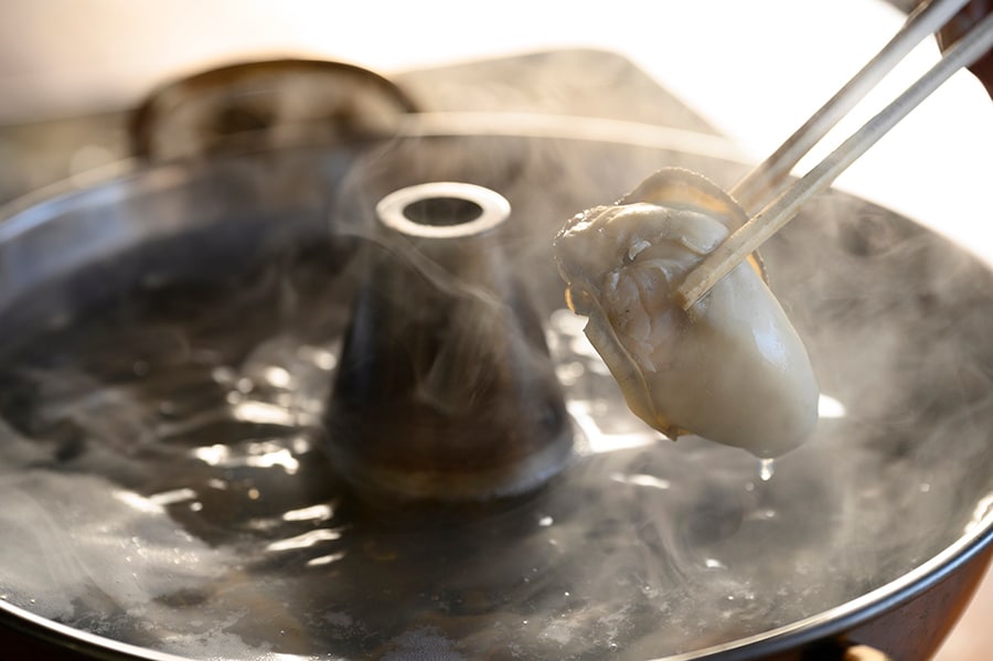 プリプリの肉厚な牡蠣をしゃぶしゃぶで。臭みがなく、牡蠣のおいしさをダイレクトに味わえる調理法。
