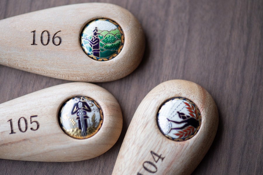 伝統工芸の薩摩ボタンをあしらったルームキー。「天孫降臨」の神々をデザインしてある。