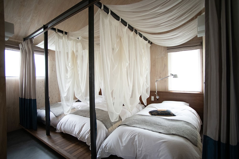 ベッドルーム仕様のヴィラ・フォレスタには天蓋付きのベッドが連続する一角も。家族や友人と訪れたい。