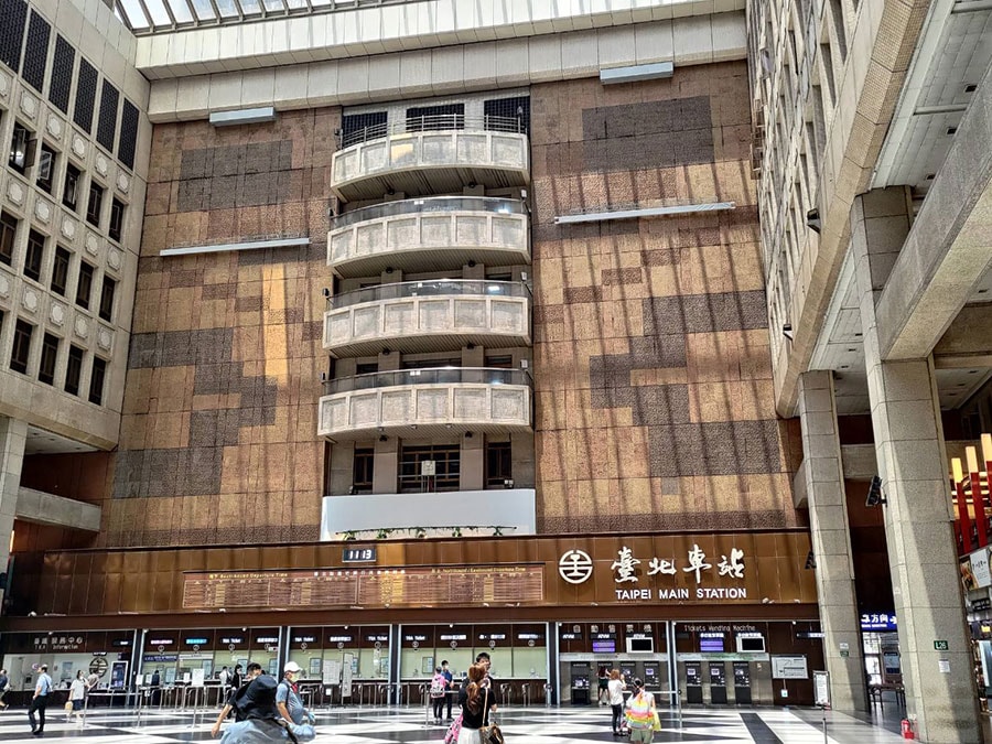 台北駅の切符売り場。吹き抜けの広大な空間が広がります。