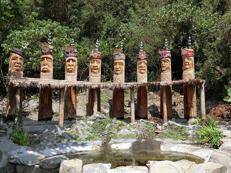 村の中心部にある広場で入村式。並ぶ彫刻は、村にある8つの集落の頭目を表したもの。