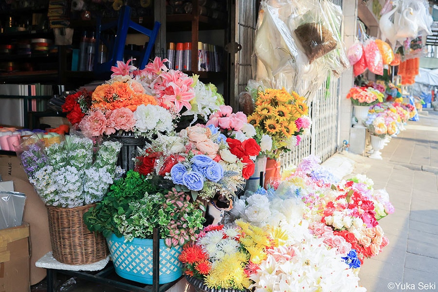 カラフルな造花市場の中、お花の一員になっていた美しい三毛ねこさん。